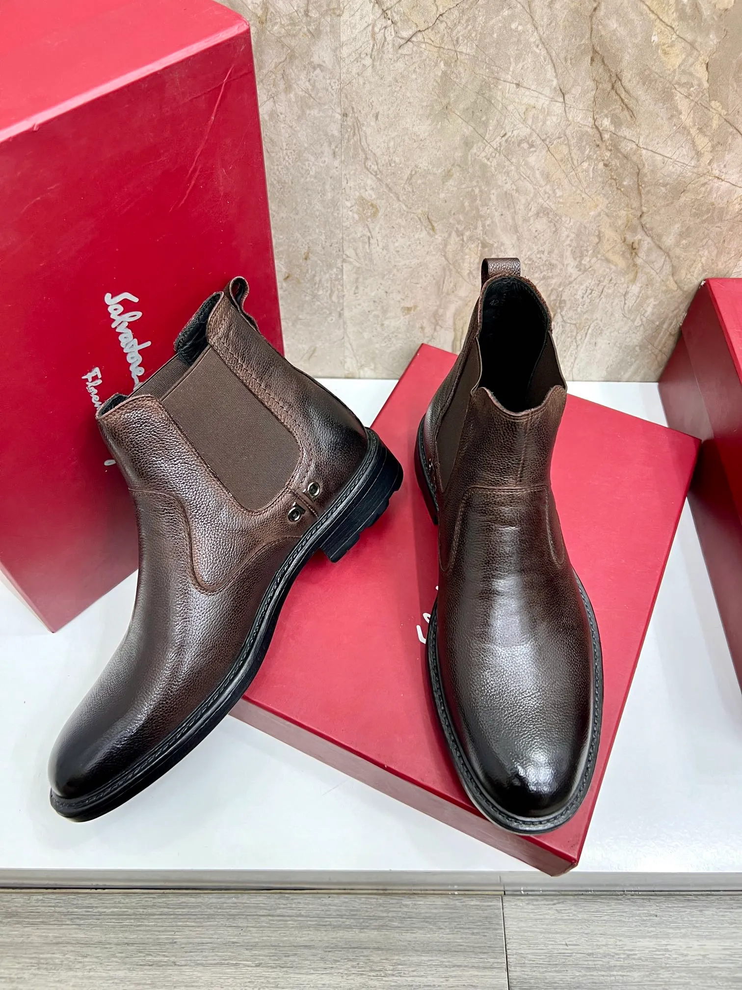 Original order quality: Men's shoes 💰700 Brand: Ferragamo (Ferragamo) One size larger: Men's size 38-44 (45 customized) Grade: Same style as the official website High-end men's shoes Material: Original cowhide, cowhide lining, original outsole Style category: Chelsea men's boots Fashion trend Color: Actual picture